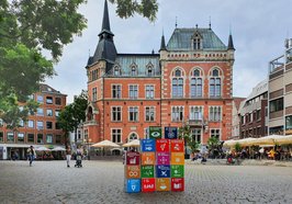 17 SDG-Würfel auf dem Marktplatz vor dem Alten Rathaus. Foto: Stadt Oldenburg