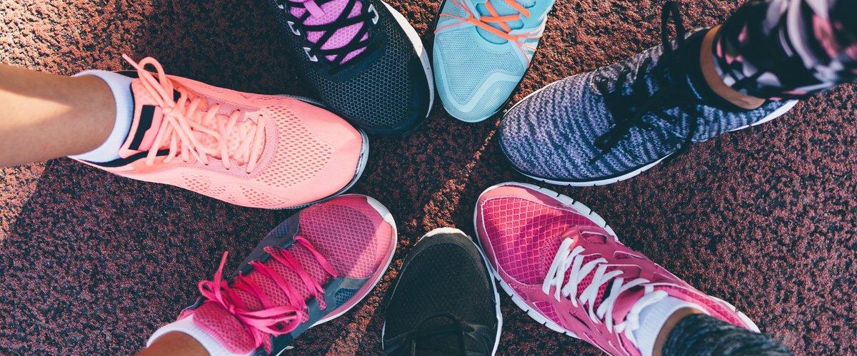 Kreis aus unterschiedlichen Sportschuhen. Foto: kikovic/Fotolia.de