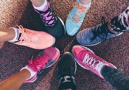 Kreis aus unterschiedlichen Sportschuhen. Foto: kikovic/Fotolia.de