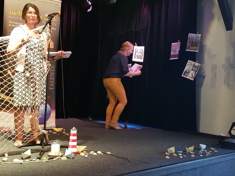 Waltraud Bagge und Vivien Ritter (von links) auf der Bühne im Wilhelm13. Foto: Stadt Oldenburg