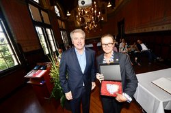 Oberbürgermeister Jürgen Krogmann überreichte Dänemarks Botschafterin Susanne Hyldelund eine Nachbildung des Wunderhorns als Erinnerungsgeschenk. Foto: Sascha Stüber