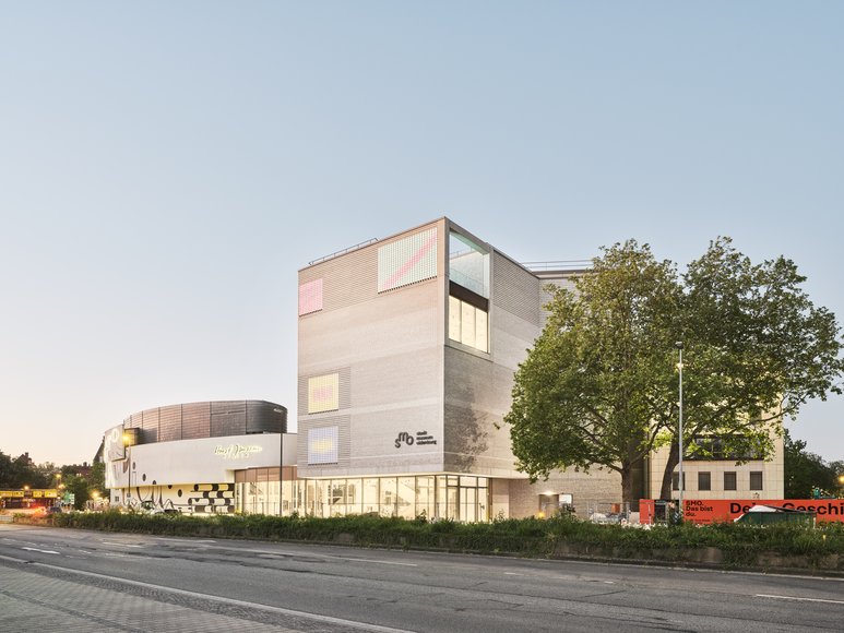 Das Stadtmuseum mit Lichtinstallationen auf der Front. Foto: Caspar Sessler
