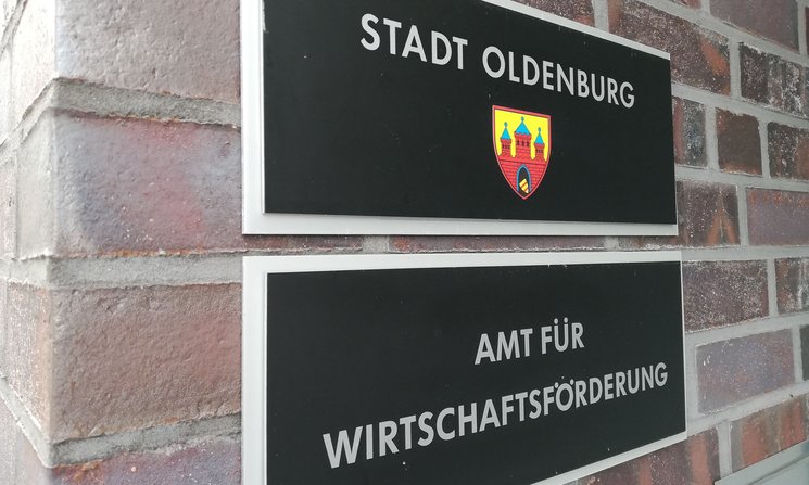 Zwei Schilder im Eingangsbereich der Wirtschaftsförderung Oldenburg: Stadt Oldenburg (mit Wappen), Amt für Wirtschaftsförderung. Foto: Stadt Oldenburg