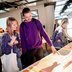 Vorschau: Zwei junge Menschen stehen interessiert bei dem Themenfeld Wirtschaft. Foto: Hauke-Christian Dittrich