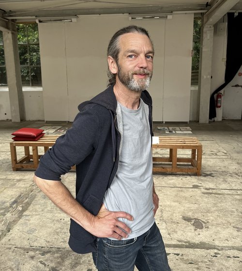 Der Oldenburger Künstler Helmut Feldmann leitet den Zeichenkurs. Foto: Horst-Janssen-Museum Foto: Horst-Janssen-Museum