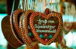 Lebkuchenherzen auf dem Oldenburger Kramermarkt. Foto: Axel Kadow