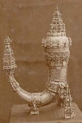 Das Oldenburger Wunderhorn, um 1400; wird seit 1824 als Teil des dänischen Kronschatzes im Schloss Rosenborg/Kopenhagen aufbewahrt. Symbol des Oldenburger Grafenhauses. Quelle Stadtmuseum Das Oldenburger Wunderhorn, um 1400; wird seit 1824 als Teil des dänischen Kronschatzes im Schloss Rosenborg/Kopenhagen aufbewahrt. Symbol des Oldenburger Grafenhauses. Quelle Stadtmuseum