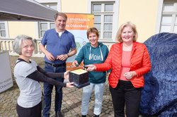 STADTRADELN-Koordinatorin Kerstin Goroncy sammelt unter Beobachtung von Oberbürgermeister Jürgen Krogmann die Schlüssel der STADTRADELN-Stars Christine Wolff und Petra Averbeck ein. Foto: Martin Remmers