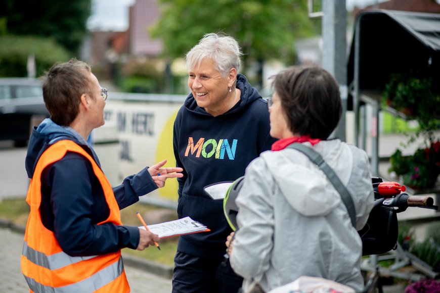 Gespräch zwischen Passantinnen und Mitarbeiterin des ISEK-Teams. Foto: Hauke-Christian Dittrich