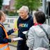 Vorschau: Gespräch zwischen Passantinnen und Mitarbeiterin des ISEK-Teams. Foto: Hauke-Christian Dittrich
