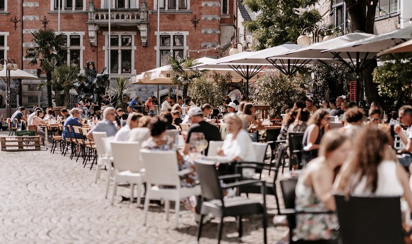 Besucherinnen und Besucher der Gastronomie auf dem Rathausmarkt. Foto: Mittwollen und Gradetchliev