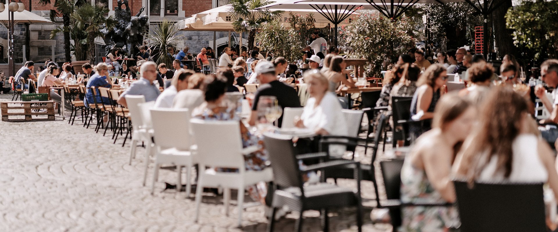 Besucherinnen und Besucher der Gastronomie auf dem Rathausmarkt. Foto: Mittwollen und Gradetchliev