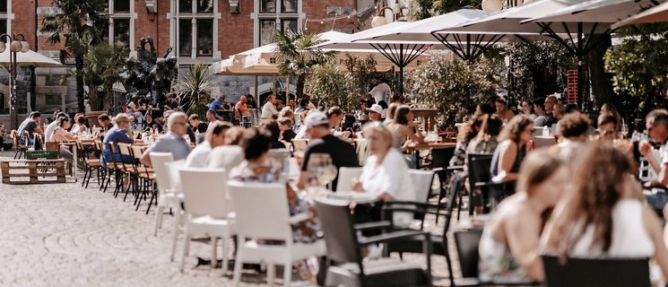 Besucherinnen und Besucher der Gastronomie auf dem Rathausmarkt. Foto: Mittwollen und Gradetchliev