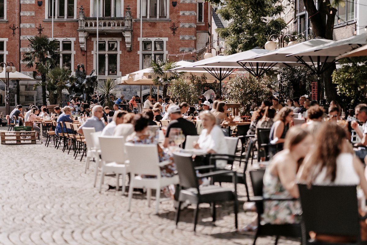Besucherinnen und Besucher der Gastronomie auf dem Rathausmarkt. Foto: Mittwollen und Gradetchliev