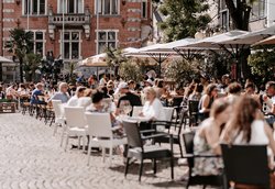 Besucherinnen und Besucher der Gastronomie auf dem Rathausmarkt. Foto: Mittwollen und Gradetchliev