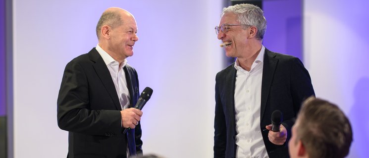 Moderator Uli Hagemeier im Gespräch mit dem damaligen Bundeskanzler Olaf Scholz. Foto: Mohssen Assanimoghaddam
