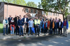 Trafen sich zum Rundgang über der Fliegerhorst: Oberbürgermeister Jürgen Krogmann und etwa 40 Teilnehmerinnen und Teilnehmer aus dem Prozess der Bürgerbeteiligung. Foto: Stadt Oldenburg. Foto: Stadt Oldenburg