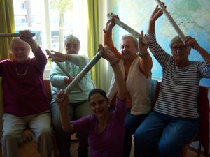 Seniorinnen und die Kursleitung bei der Sitzgymnastik. Foto: Stadt Oldenburg