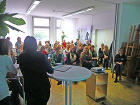 Teilnehmerinnen und Teilnehmer hören einem Vortrag zu. Stadt Oldenburg