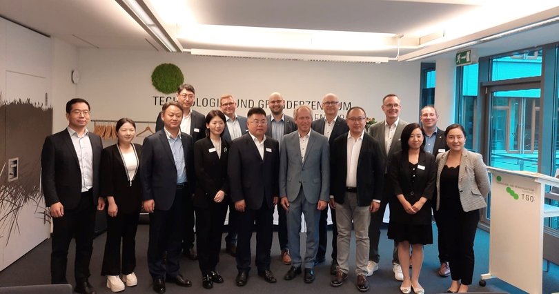 Ralph Wilken (1. Reihe, 4. v. r.), Leiter Wirtschaftsförderung, und TGO-Geschäftsführer Jürgen Bath (2. Reihe, 2. v. r.) empfingen Vizepräsident Zhang (1. Reihe, 5. v. r.) und seine Delegation Deutsch-Chinesischen Ökopark Qingdao. Foto: Stadt 