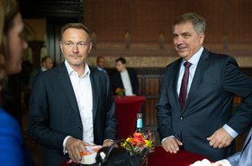 Bundesfinanzminister Christian Lindner und Oberbürgermeister Jürgen Krogmann im Alten Rathaus. Foto: Mohssen Assanimoghaddam 