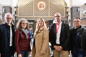 Stellten die restaurierten Wandmalereien in der Bahnhofshalle vor (von links): Robert Sprenger (Stadt Oldenburg), Restauratorin Ina Pratesi, Hilke Kleen (Stadt Oldenburg), Heiko Siemers und Bernhard Richter (beide Bahnhofsmanagement). Foto: Sascha Stüber