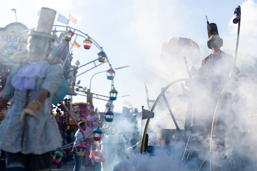 Die Steamroadsters und Stelzenläufer bei der Kramermarkt-Parade 2026. Foto: Sascha Stüber