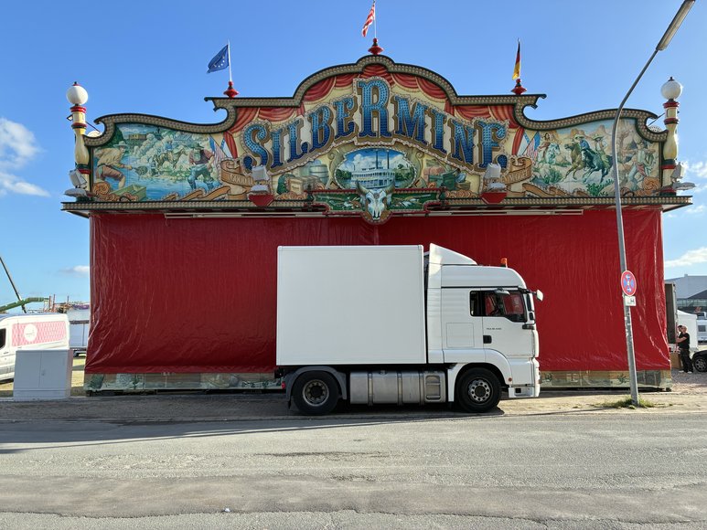 Die Verlosung „Silbermine“ beim Aufbau am 22. September 2026. Foto: Stadt Oldenburg