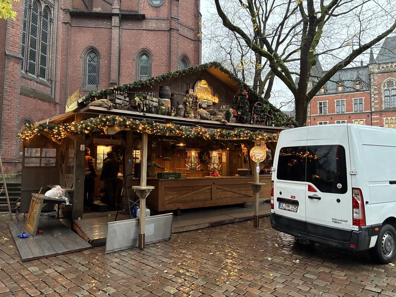 Stadt Oldenburg Feuerzangenbowle Hempen beim Aufbau auf dem Lamberti-Markt am 19. November 2025. Foto: Stadt Oldenburg