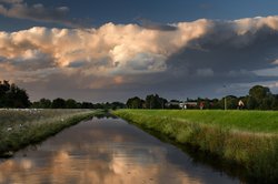 Gewitterwolken über dem Osternburger Kanal. Foto: Hans-Jürgen Zietz 