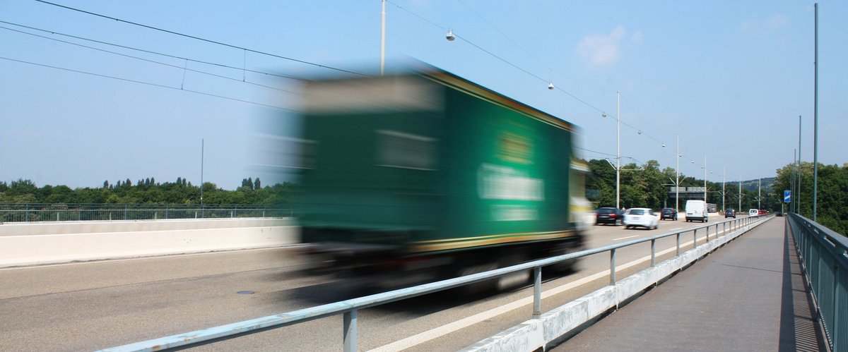 Ein LKW fährt über eine Autobahn. Foto: M.E./Pixelio