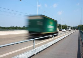 Ein LKW fährt über eine Autobahn. Foto: M.E./Pixelio