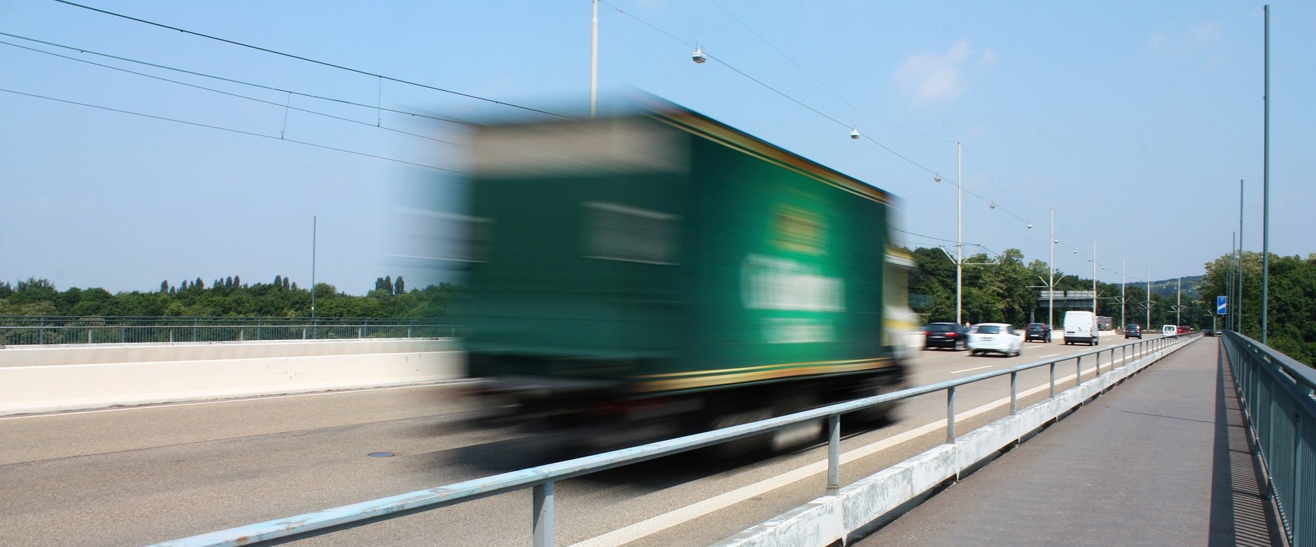 Ein LKW fährt über eine Autobahn. Foto: M.E./Pixelio