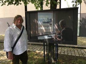 Fotograph Barry Cawston bei der Ausstellung an der Hafenpromenade Herbst 2019. Foto: Stadt Oldenburg.