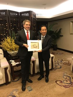 Empfang von Jürgen Krogmann durch den Oberbürgermeister der Stadt Xi'an, Prof. Dr. Mingyuan Li (rechts). Foto: Stadt Oldenburg Jürgen Krogmann und der Oberbürgermeister der Stadt Xi'an, Prof. Dr. Mingyuan Li halten eine Grafik in die Kamera. Foto: Stadt Oldenburg