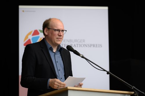 Angenehme Aufgabe: Sozialdezernent Jan Bembennek bei der Verleihung des Integrationspreises. Foto: Mohssen Assanimoghaddam Angenehme Aufgabe: Sozialdezernent Jan Bembennek bei der Verleihung des Integrationspreises. Foto: Mohssen Assanimoghaddam