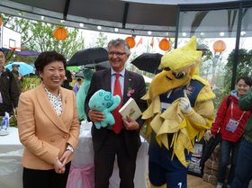 Oberbürgermeister Schwandner mit einer weiteren Person und dem Maskottchen der EWE Baskets, Hubird. Foto: Stadt Oldenburg