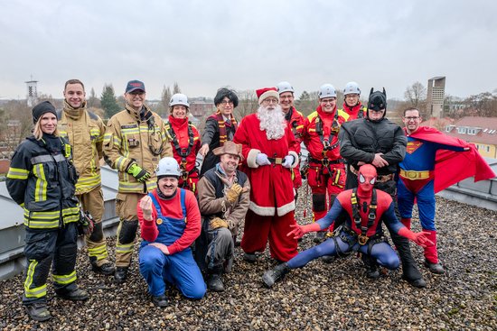 Das Team des Höhenrettungsdienstes der Oldenburger Berufsfeuerwehr in Superhelden-Kostümen. Foto: Sascha Stüber Foto: Sascha Stüber