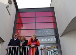Herr Krogmann, Frau Moster-Hoos und Herr Tietken vorm neuen Eingang des Horst-Janssen-Museums. Foto: Horst-Janssen-Museum