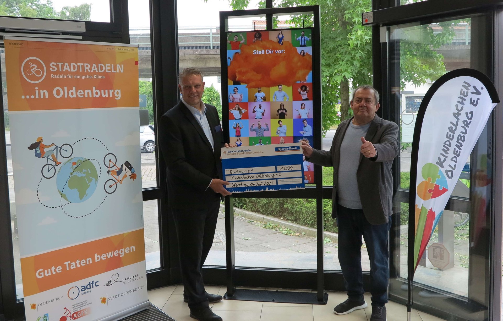 Hermann Kruse, Filialleiter Sparda-Bank West eG überreicht den Scheck für das Erreichen des Etappenziels an Horst Häuser, Vorstandsvorsitzender Kinderlachen Oldenburg e.V. Foto:Stadt Oldenburg