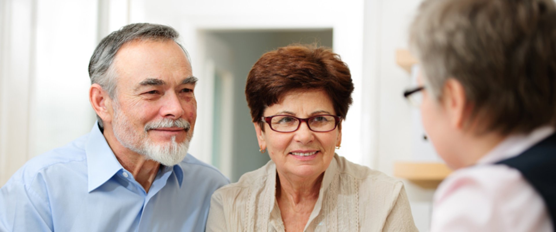 Zwei ältere Menschen werden beraten. Foto: Alexander Raths/ Fotolia.com