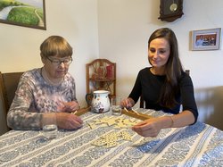 Der Senioren- und Pflegestützpunkt verbindet Duos aus Ehrenamtlichen und Seniorinnen und Senioren, die dann gemeinsame Aktivitäten planen. Foto: Stadt Oldenburg