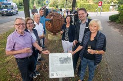 Freuten sich über das gelungene Kunstwerk in Krusenbusch: (von links) Manfred Kreye (Bürgerverein Krusenbusch), Amtsleiterin Christiane Cordes, Lutz Witthohn und Heinz Drinkuth (beide Bürgerverein) sowie Dr. Sabine Isensee (Stadtmuseum), Jan-Steffen Daniels (LzO) und Künstlerin Renate Ruck. Foto: Sascha Stüber