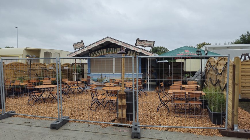 Der Aufbau der Ossiland Hütte auf dem Kramermarkt am 18. September 2025. Foto: Stadt Oldenburg