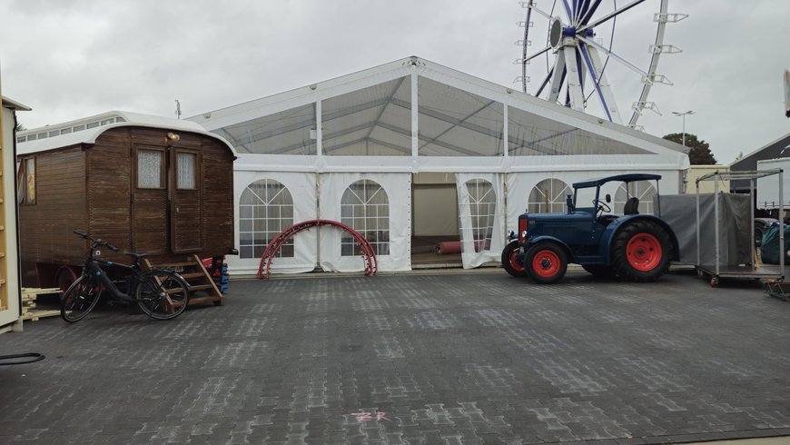 Der Aufbau der Zeitreise auf dem Kramermarkt am 18. September 2025. Foto: Stadt Oldenburg