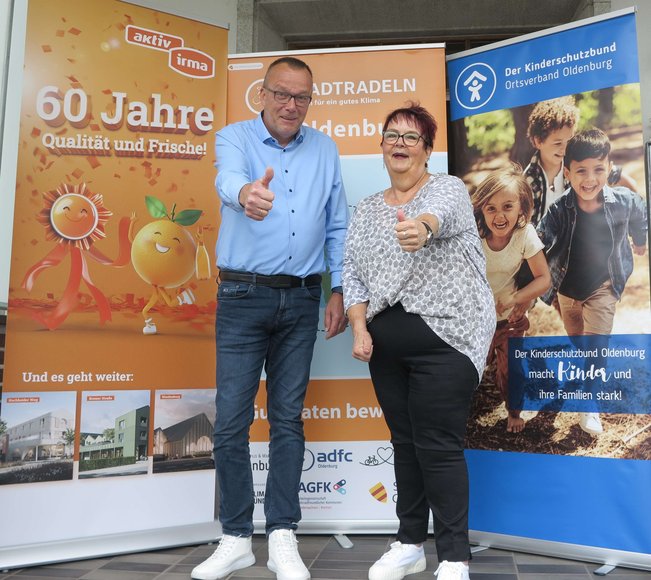 Günter Walter, Geschäftsführer der aktiv und irma Verbrauchermarkt GmbH, und Monika Kreye, Geschäftsführerin Kinderschutzbund Deutschland Ortsverband Oldenburg e.V, freuen sich auf viele Kilometer für das Erreichen des ersten Etappenziels. Foto: Stadt Oldenburg