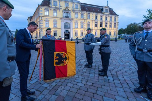 Hohe Auszeichnung: Ministerpräsident Olaf Lies verlieh das Fahnenband des Landes Niedersachsen und befestigte es an der Truppenfahne. Foto: Sascha Stüber Foto: Sascha Stüber