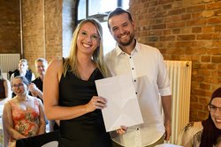 Am 27. Juni 2026 nahmen die OFFIS-Gruppenleitungen Dr. Nadine Wagener und Simon Kimmel den Preis in Berlin entgegen. Foto: OFFIS Am 27. Juni 2026 nahmen die OFFIS-Gruppenleitungen Dr. Nadine Wagener und Simon Kimmel den Preis in Berlin entgegen. Foto: OFFIS