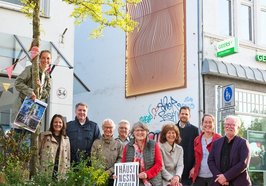 Projektteam Häusings Haarenstraße vor Häusing "Wellen" mit Oberbürgermeister Krogmann. Foto: Foto- und Bilderwerk