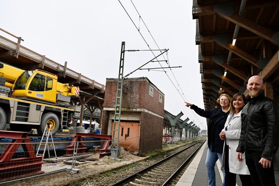 Beobachten den Fortschritt der Sanierungsarbeiten an den Gleisbögen des Hallendachs auf dem gegenüberliegenden Bahnsteig 5 und 6 (von links): Hilke Kleen vom Team Denkmalschutz, Stadtbaurätin Christine-Petra Schacht und DB-Projektleiter Felix Burckhard Foto: Sascha Stüber